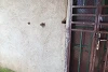 Die Einschusslöcher an der Wand und der Tür dieses Hauses lassen die brachiale Gewalt der Fulani-Extremisten erahnen (csi)