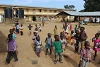 Kinder spielen und tummeln sich im grossen Innenhof des Flüchtlingslagers von Jos (csi)