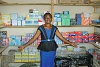 Selbstbewusst präsentiert Mary Ejimofor ihr Geschäft, das sie nach dem Attentat aufgebaut hat (csi)