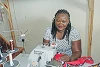 Maria Odobougo mit der neuen Nähmaschine, die von CSI gesponsert wurde (csi)
