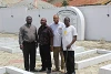 Pater Michael mit Pater Musa, Pater Raphael und Anschlagsopfer Vitalis Ugokwe. In diesem Friedhof liegen die Verstorbenen des Attentats begraben (csi)