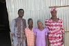 Pastor Mancha Darong mit Safiratu Ishaku und ihren Kindern Shedrak und Godiya. Die 48-jährige Nigerianerin hat eine intensive Leidensgeschichte hinter sich (csi)