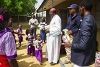 Weihnachten im nordnigerianischen Bundesstaat Kano: Bischof John Namaza Niriying von der Diözese Kano  verteilt Wasserflaschen an benachteiligte christliche Schulkinder aus Gamashina (csi)