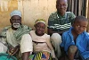 Andrew mit seinem blinden Vater und den beiden Kindern Tabetha und Ibrahim. Seit dem Überfall von Boko Haram steht er vor dem Nichts. (csi)