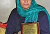 Fehmida mit Auszeichnung für ihren getöteten Sohn (csi)
