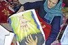 Fehmida mit Bild, welches Ihr getöteter Sohn malte (csi)