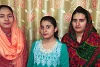 Vasika (rechts) mit ihren beiden jüngeren Schwestern Mehak (links) und Roshni; Mehak kam beim Attentat ums Leben (zvg)