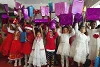 Schülerinnen in Pakistan präsentieren stolz ihre grossen Weihnachtsgeschenke (csi)