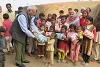 Pakistan: Auch die kleinsten Schülerinnen konnten ein grosses Weihnachtspäckli entgegennehmen (zvg)