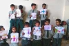 Mädchen und Knaben der von CSI unterstützten Schule in Pakistan haben mit viel Einsatz ihren Traumberuf gezeichnet und präsentieren stolz ihre Werke (csi)