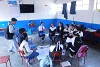 Gesprächsrunde in einer der Breakdance Gruppen mit Intsolmitarbeiter und Lehrer Carlos (csi)