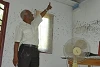 Pastor Raja weist auf die Verunstaltung der Kirche hin. Die schwarzen Fettflecken sind sehr schwierig z entfernen (csi)