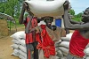 Die hungernden Menschen im Südsudan nehmen die 50-Kilo-Säcke mit Sorghum dankbar entgegen (csi)
