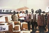 Die sudanesische Regierung hat humanitäre Hilfe in dieser Region verboten – CSI bricht das Verbot: John Eibner verteilt dringend benötigte Medikamente an Chris- ten und andere Opfer der Sklavenjagden; Archivbild vom November 1996 in der Gegend von Nyamlell unweit der heutigen Landesgrenze Sudan-Südsudan (csi)