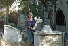 John Eibner auf einem geschändeten christlichen Friedhof in Homs csi (csi)