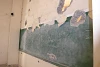 Abgeblätterte Wandtafel an der eingeschossenen Wand (csi)