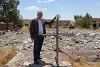 John Eibner vor den Überresten der Kirche eines christlichen Dorfs am Chabur-Fluss (csi)