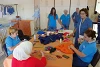 Diese Schneiderinnen sind dankbar, dass sie dank den «Blauen Maristen» eine Zukunftsperspektive haben. Bei ihrer Arbeit werden sie von Leyla Antaki (stehend rechts) betreut. (csi)