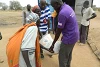 Mitarbeiter vor Ort bei der Verteilaktion von Sorghum an Hungernde im Südsudan (csi)