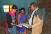 Ashish Parichha und die CSI-Projektleiterin unterstützen gemeinsam die Entwicklung in Kandhamal. Zu den Begünstigten gehört auch eine Frauengruppe, die Getreide verarbeitet (csi)