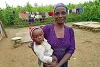 Dinatu John mit ihrem jüngsten Kind. Ihre Familie versucht, mit den schwierigen Umständen im Flüchtlingslager von Kuru zurechtzukommen (csi)