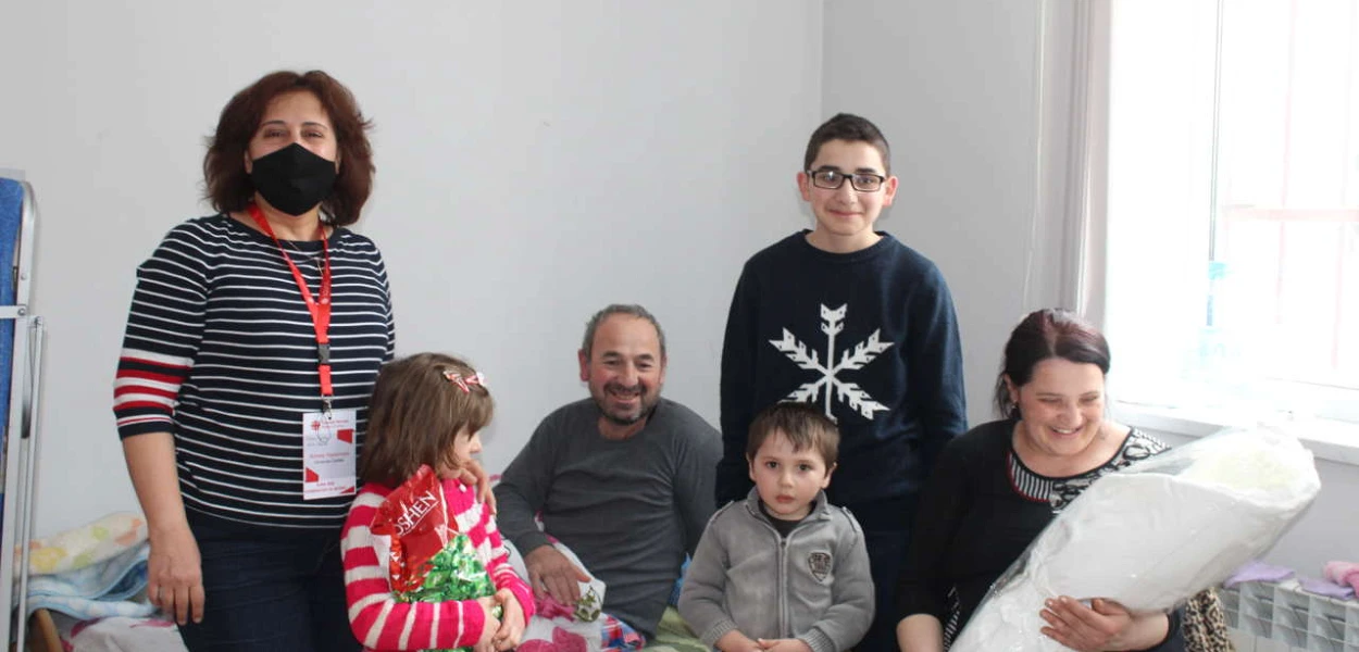 Die armenische Projektpartnerin mit Heghines Familie. Da ihr landwirtschaftliches Grundstück in die Hände von Aserbaidschan gefallen ist, kann die Familie wohl für längere Zeit nicht zurück nach Berg-Karabach. (csi)