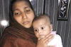 Salma Ashiq mit ihrem Söhnchen. Die junge Christin konnte nach drei Jahren Höllenqualen fliehen. (csi)