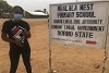 Amaka Okoye vor dem Areal einer Schule in Chibok. (csi)