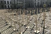 500 Kreuze verwandelten den Berner Münsterplatz in ein symbolisches Massengrab. (csi)