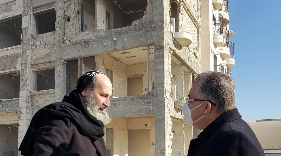 Erzbischof Mor Boutros vor dem Altersheim «Dar al-Rahma», das nach der Zerstörung wieder aufgebaut wird. csi