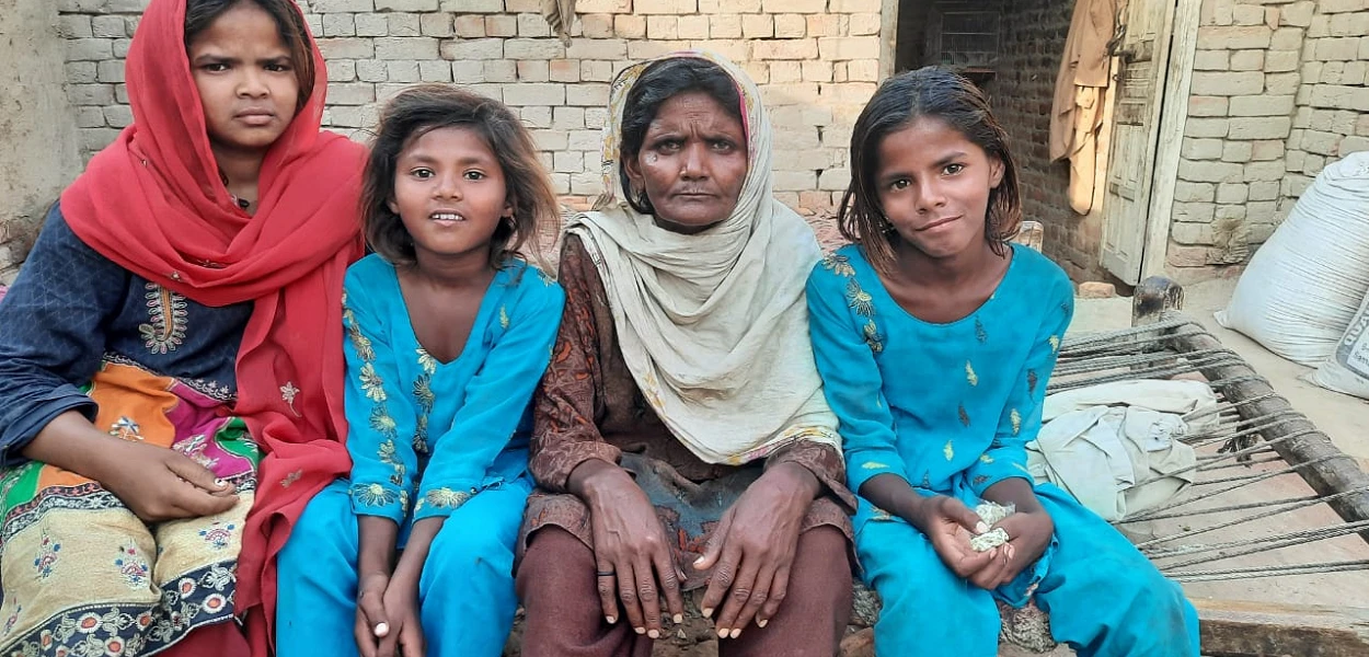 Die Pakistanerin Seema Aktar mit drei ihrer fünf Kinder