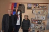 Armen und seine Frau Hasmik zusammen mit einer Mitarbeiterin der einheimischen CSI-Partner. Das Ehepaar muss den Verlust ihres älteren Sohns verkraften, der im Krieg gegen Aserbaidschan gefallen ist. csi