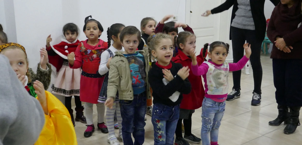 Christliche Kindergarten-Kinder führen in der kurdischen Stadt Erbil einen Tanz auf. csi
