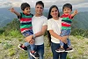 Der nepalesische Pastor Keshab Raj Acharya mit seiner Familie. Er sass schon mehrere Monate im Gefängnis. fb