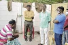 Der blinde Pastor Ravi aus Südindien (links)betet mit einigen Gemeindemitgliedern. csi