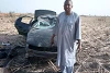 Pastor Aliyu vor seinem ausgebrannten Wagen. Dass er diesen schrecklichen Autounfall überlebt hat, grenzt an ein Wunder. csi