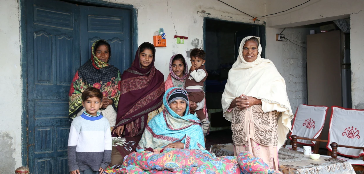 Sneha Liaqat (oben, Zweite von links) mit ihrer Familie. csi
