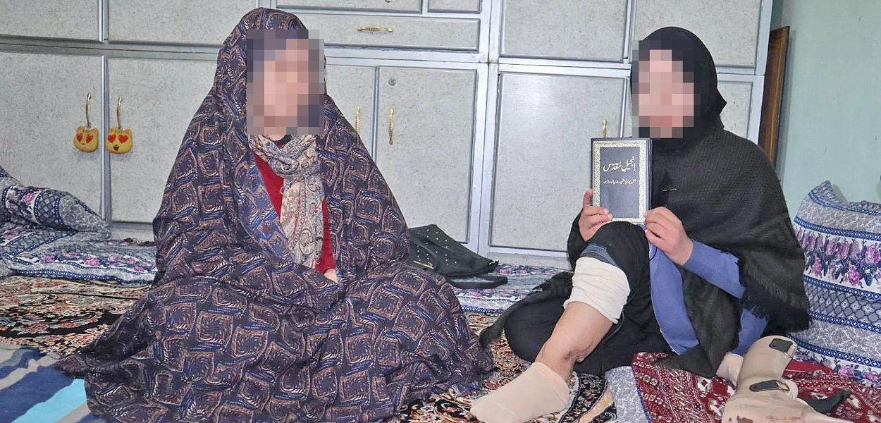 Die schwerverletzte Samira mit ihrer Mutter. Das tapfere Mädchen hält in ihren Händen eine Bibel, aus der sie viel Kraft schöpft. csi