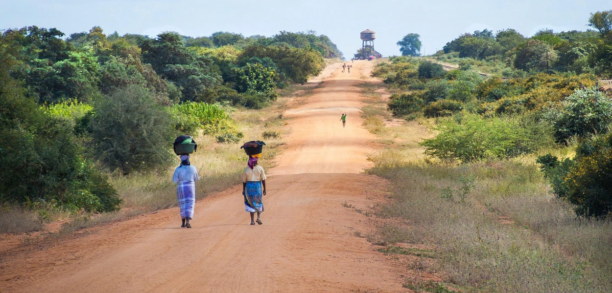 Frauen auf einer Strasse in Mosambik