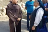 Besuch im Massnahmenzentrum für Jugendliche: Pater Atef al Falah im Austausch mit Schwester Marie Rose. csi
