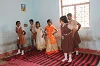 Schülerinnen in Kandhamal führen einen traditionellen Tanz auf. csi