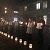 Menschen Kerzen in einer Reihe Mahnwache