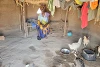 Anoon in ihrer Lehmhütte. Sie betreibt auch eine kleine Hühnerzucht. csi