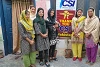 Glückliche Mädchen, die dank CSI im Schutzhaus eine Ausbildung absolvieren können. Muqaddas und Azmat stehen rechts vom Banner. csi anstrengenden Arbeit. csi