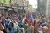 Menschen soweit das Auge reicht. Die teilnehmenden BesucherInnen beteiligen sich aktiv am Gottesdienst mitten in Dhaka. csi