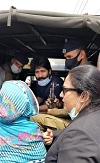 Mansha Masih (Mitte) sieht seine Mutter und seinen ehemaligen Anwalt (rechts) bei der Ankunft im Gefängnis in Lahore am 23. April 2021.