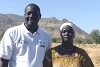 CSI-Partner Benjamin Barnaba, hier mit seiner Mutter, engagiert sich mit Herzblut für die Menschen in den Nuba-Bergen und Blauen Nil. csi