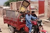 Parvaiz Masih sitzt auf dem Motorrad. Seine Familie schuftet seit Jahren in einer Ziegelei. csi