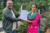 Stephen Adhikari überraschte Shristi mit dem Ermutigungszeichen aus der Schweiz. csi