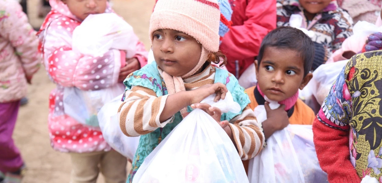 Kinder aus Ziegelei-Arbeiterfamilien in Pakistan erhalten neues Schulmaterial. csi